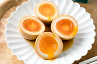 Cách làm trứng Ramen có độ chín hoàn hảo, ăn với gì cũng hợp
