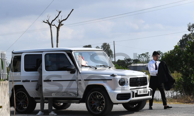 Mẹ Doãn Hải My xách túi gần trăm triệu, bố lái Mẹc G63 hộ tống con gái về Thái Bình tổ chức lễ cưới-1