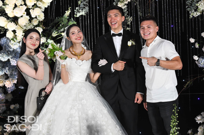 Chu Thanh Huyền dùng tay quạt cho mẹ Quang Hải, lộ hint thân mật thế này liệu sắp thành mẹ chồng con dâu?-7