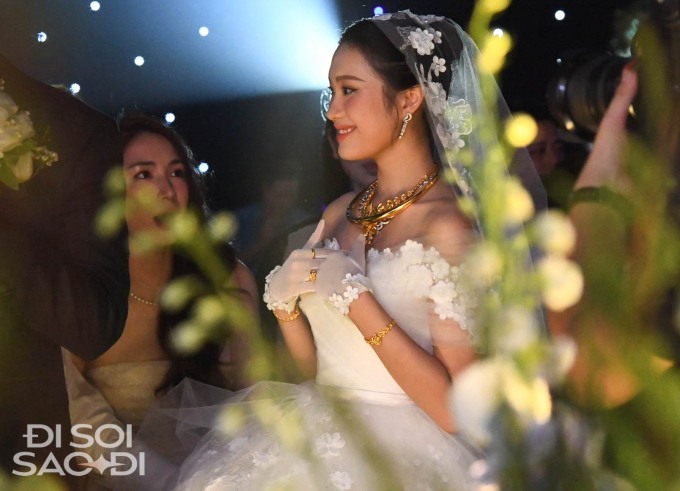 Hoà Minzy xinh đẹp như công chúa, làm điều này cho cô dâu của Văn Hậu khiến ai cũng tấm tắc: Cô này ấm áp-2