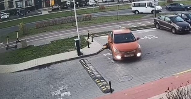 Mẹ lái xe bất cẩn cán xe qua người con trai 5 tuổi, diễn biến sau đó khiến nhân chứng đứng ngồi không yên”-4