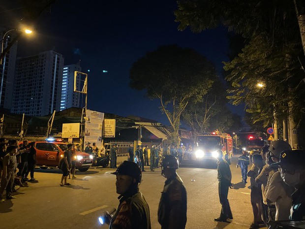 Đang cháy rất lớn ở quận 7, TPHCM, cảnh sát căng mình dập lửa-3