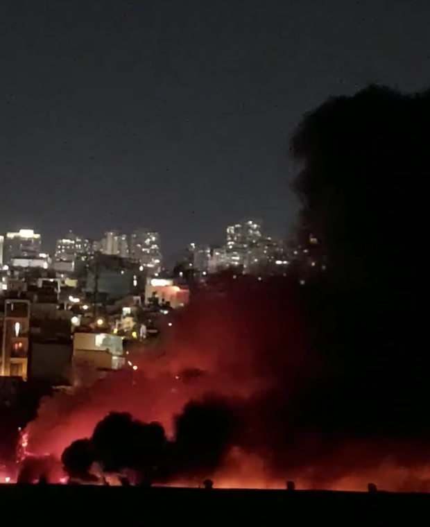 Đang cháy rất lớn ở quận 7, TPHCM, cảnh sát căng mình dập lửa-1