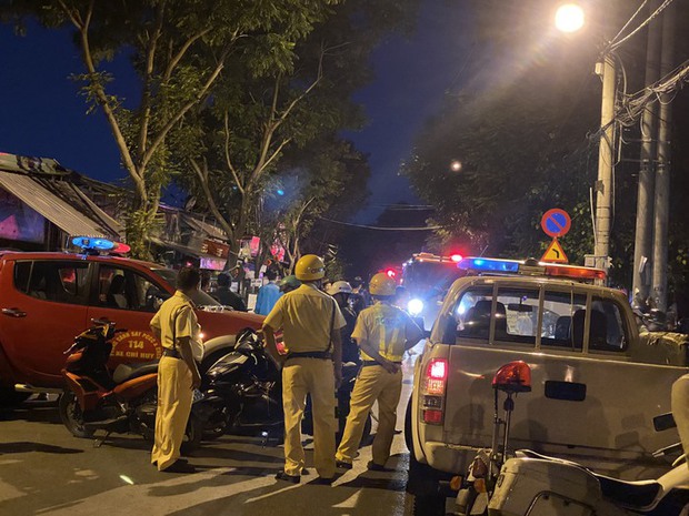 Đang cháy rất lớn ở quận 7, TPHCM, cảnh sát căng mình dập lửa-4