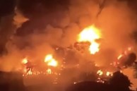Đang cháy rất lớn ở quận 7, TPHCM, cảnh sát căng mình dập lửa