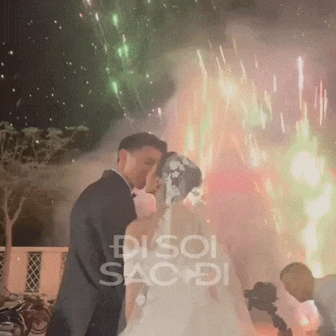 Đoàn Văn Hậu trao nụ hôn ngọt ngào cho Doãn Hải My dưới màn pháo hoa rực rỡ-1