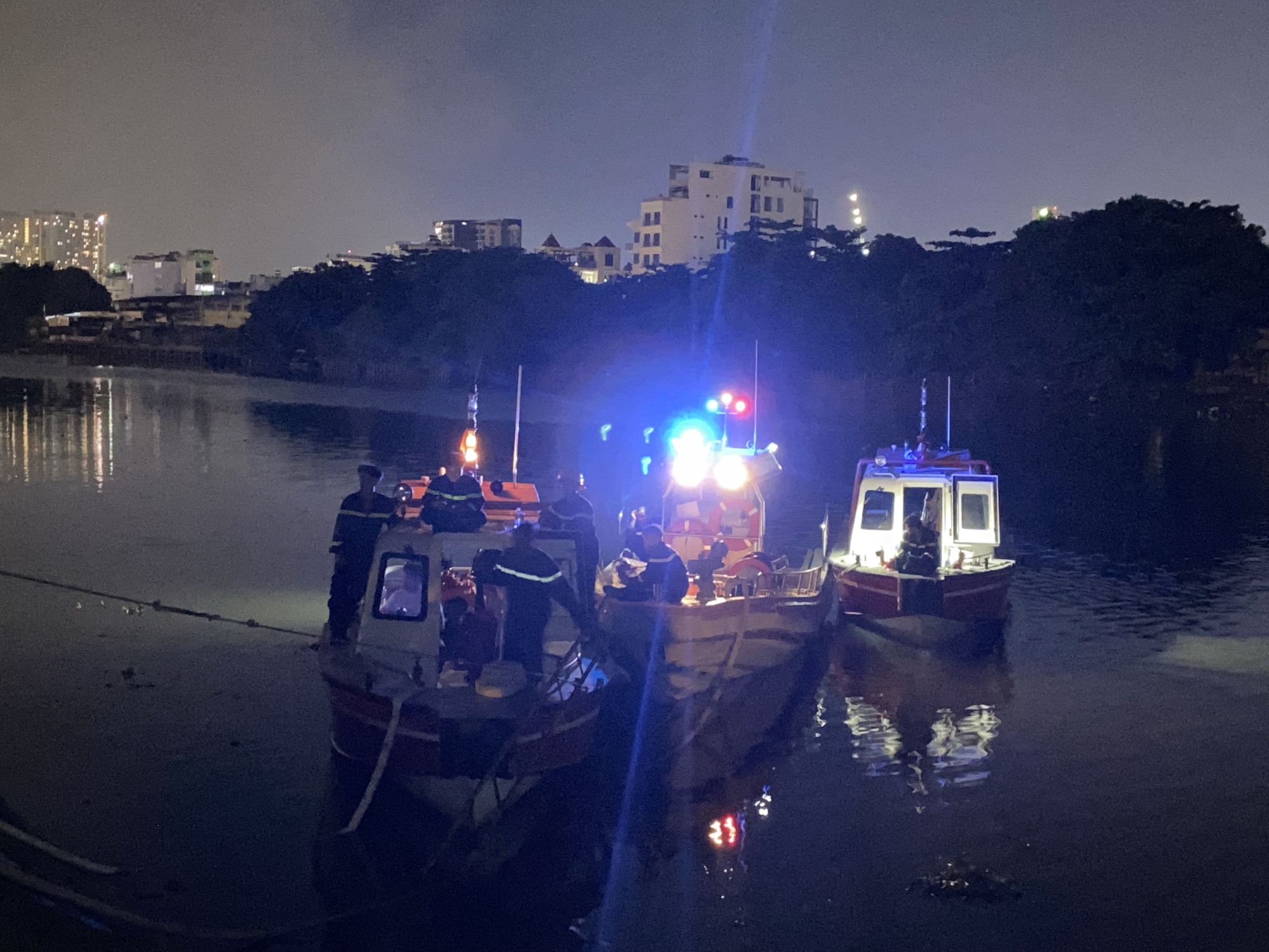 Cận cảnh hơn 3 giờ căng mình dập tắt đám cháy ở quận 7-5