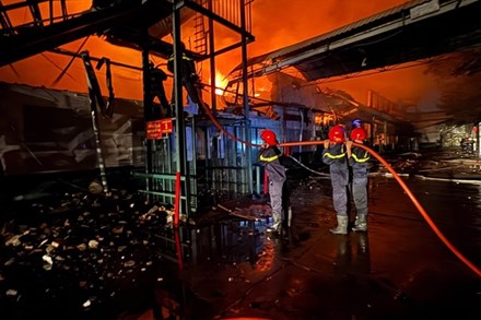 Cận cảnh hơn 3 giờ căng mình dập tắt đám cháy ở quận 7