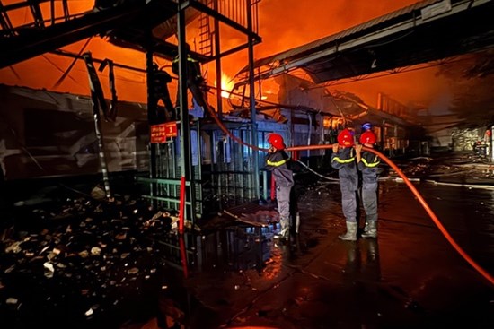 Cận cảnh hơn 3 giờ căng mình dập tắt đám cháy ở quận 7