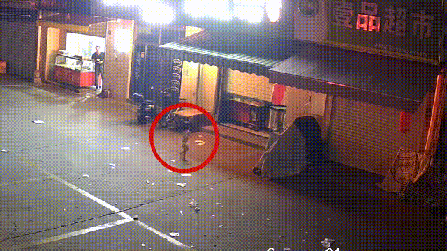 Nữ chủ quán bắt gặp bé gái 2 tuổi không mặc quần áo đi lạc trong đêm, cứu cặp bố mẹ sau sai lầm nhiều phụ huynh mắc phải-1