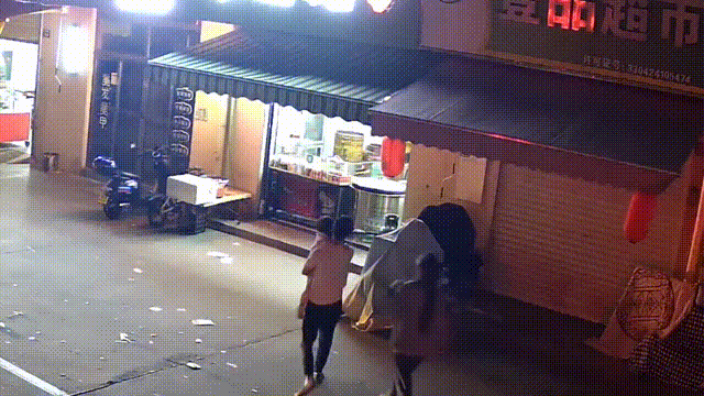 Nữ chủ quán bắt gặp bé gái 2 tuổi không mặc quần áo đi lạc trong đêm, cứu cặp bố mẹ sau sai lầm nhiều phụ huynh mắc phải-4