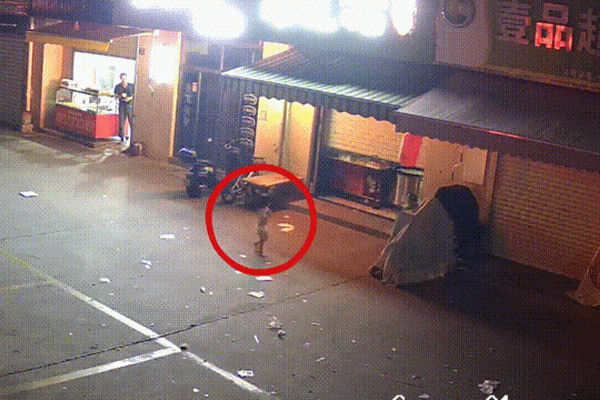 Huy động 200 hàng xóm tìm kiếm cậu bé đi lạc, đến khi tìm thấy em nói 1 câu khiến ai cũng nặng lòng nhìn về phía cặp bố mẹ-4