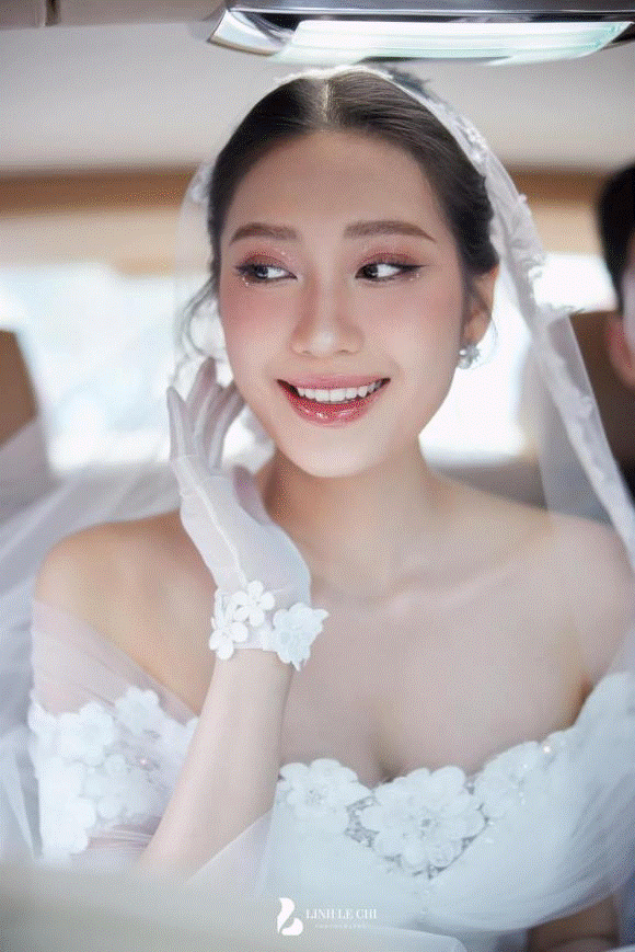 Váy cưới của Doãn Hải My: Thiết kế phủ ren ngọt ngào, cô dâu đội khăn voan đẹp tựa công chúa-1