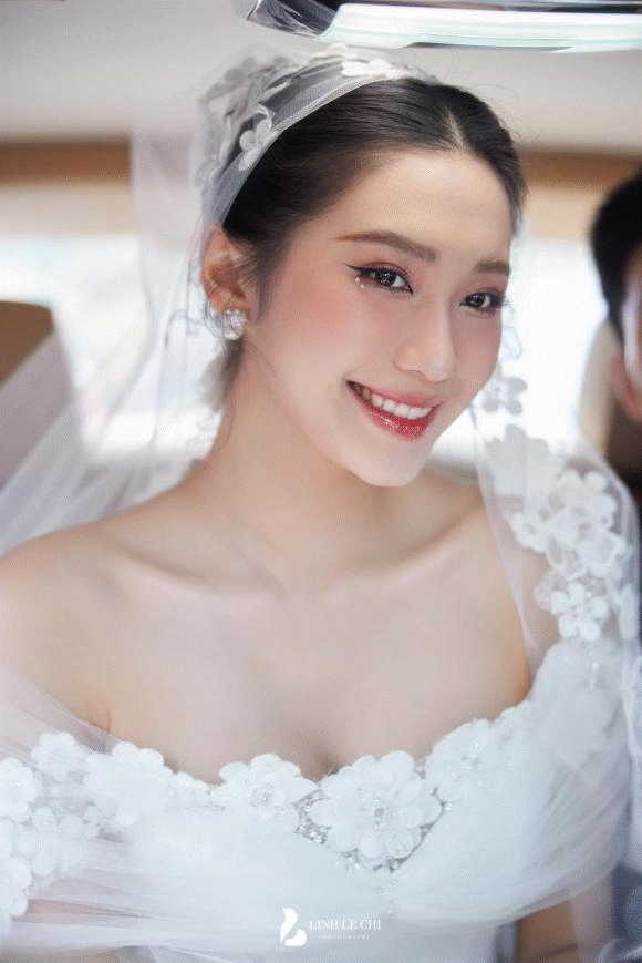 Váy cưới của Doãn Hải My: Thiết kế phủ ren ngọt ngào, cô dâu đội khăn voan đẹp tựa công chúa-2