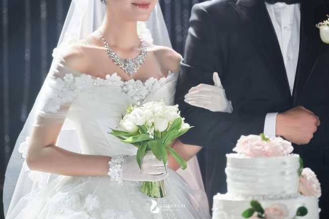 Váy cưới của Doãn Hải My: Thiết kế phủ ren ngọt ngào, cô dâu đội khăn voan đẹp tựa công chúa-6