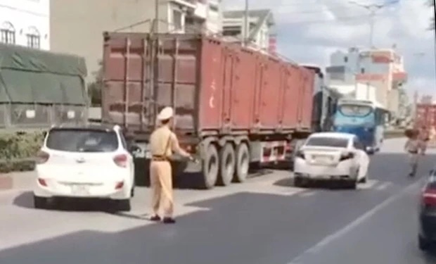 Bắt giữ tài xế chạy lùi ô tô để trốn kiểm tra nồng độ cồn trên Quốc lộ 18-1