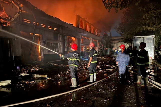 Công an TP.HCM thông tin vụ cháy nhà kho rộng hơn 2.000m2-1