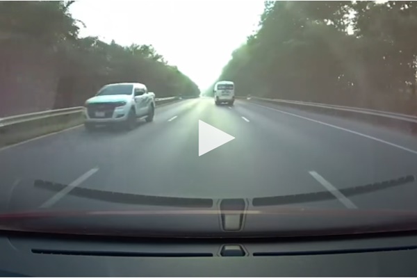 Mưa đá rơi nát mái nhà, phá hỏng ô tô-1