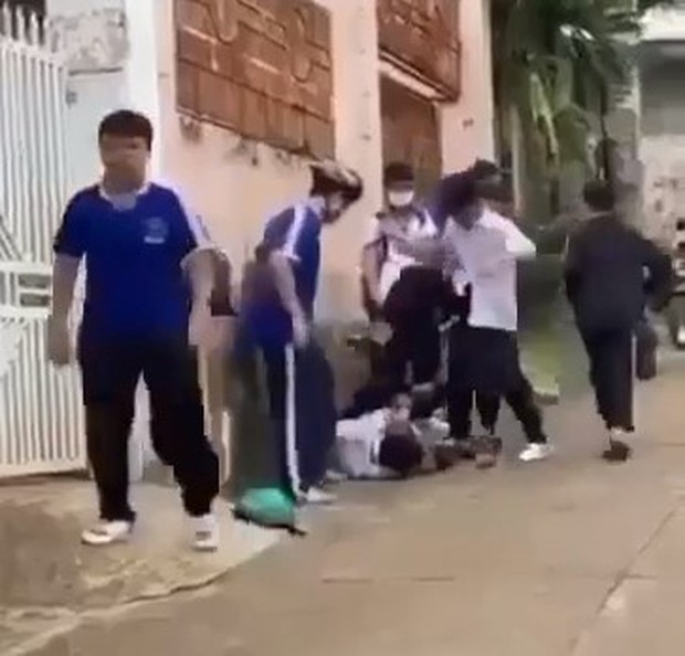 Vụ học sinh bị nhóm bạn đánh hội đồng: Nam sinh gãy ngón tay, công an vào cuộc-1