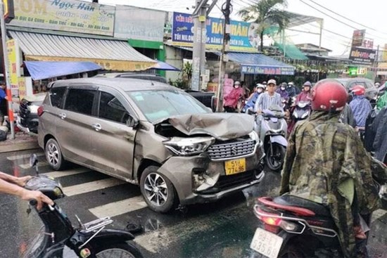 Ô tô tông loạn xạ rồi lao vào nhà dân, một người tử vong