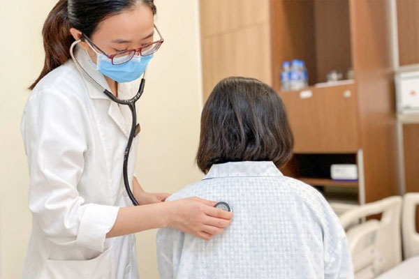 Hay bỏ bữa ăn và thức khuya, nam sinh 16 tuổi ói ra máu nguy kịch-3