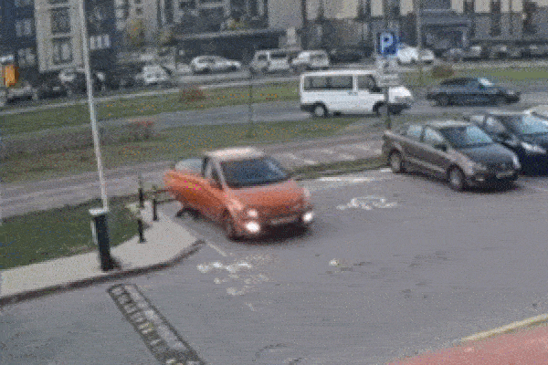 Clip: Mẹ bất cẩn lái xe ô tô cán qua người cậu con trai 5 tuổi