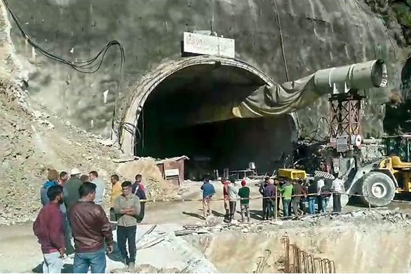 Sập đường hầm đang xây dựng ở Ấn Độ, 36 công nhân mắc kẹt-1