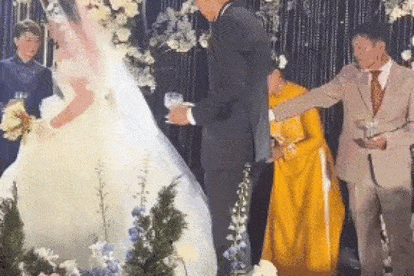 Sợ con dâu ngã, mẹ Đoàn Văn Hậu đã liên tục làm việc này cho Doãn Hải My trước mặt hàng trăm quan khách-2