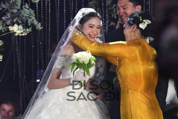 Sợ con dâu ngã, mẹ Đoàn Văn Hậu đã liên tục làm việc này cho Doãn Hải My trước mặt hàng trăm quan khách-4