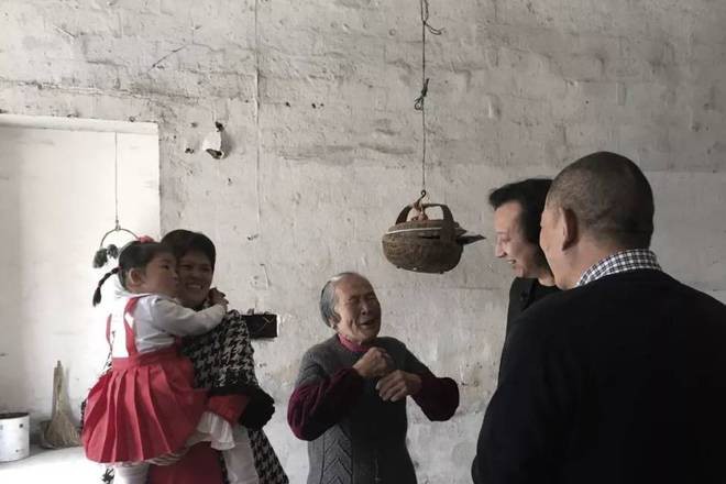 Con trai đi làm xa về xây cho bố mẹ căn bạch dinh giữa làng, thiết kế sang xịn chẳng thua kém biệt thự trên phố-12