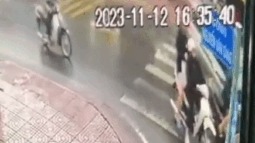 Camera ghi cảnh ô tô lao như điên vào loạt xe làm một cô gái tử vong-1