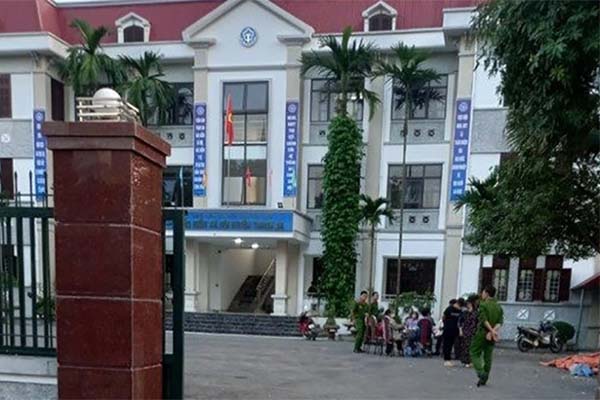 Người Hà Nội nhích từng mét vượt ùn tắc trong mưa rét sáng đầu tuần-13