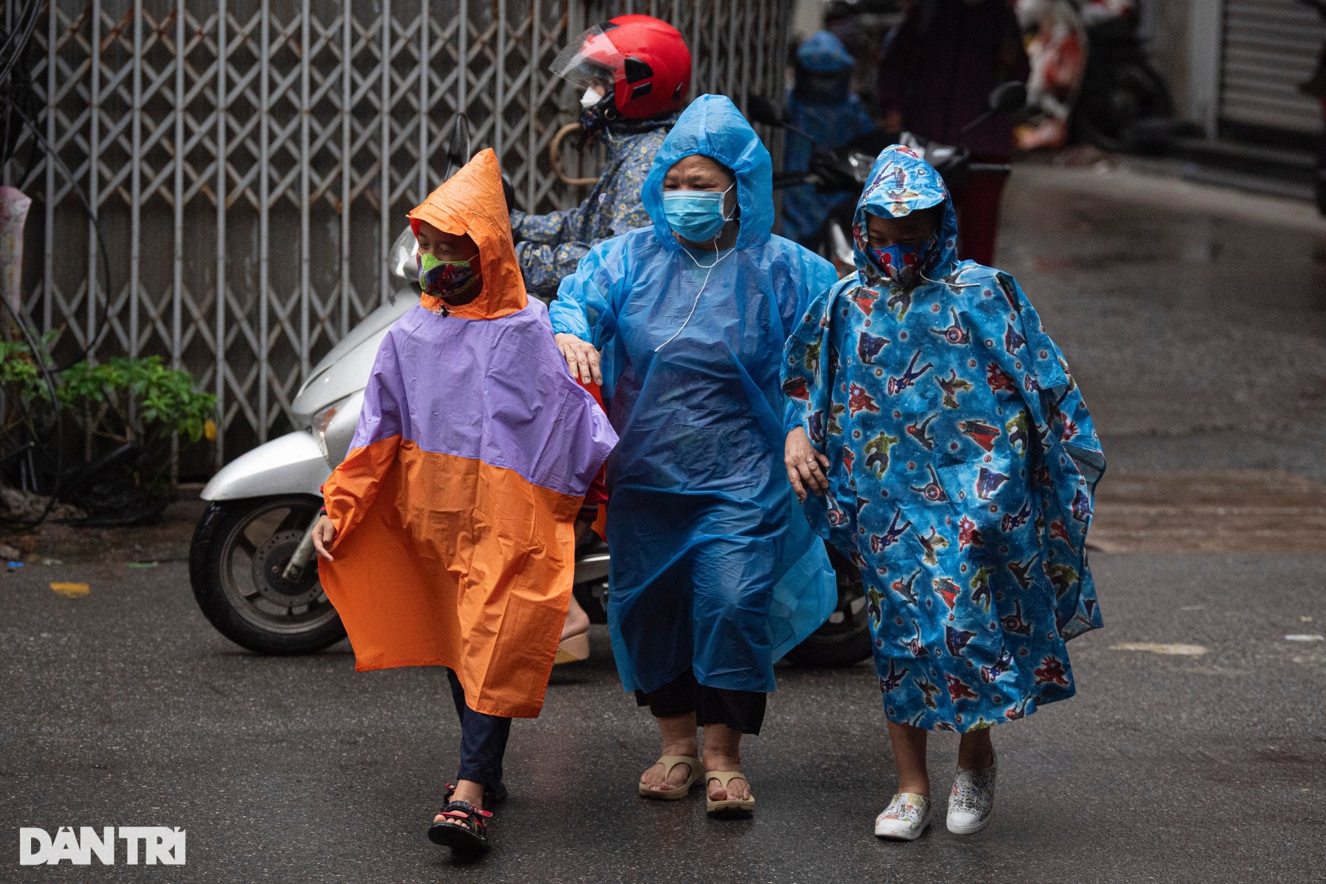 Người Hà Nội nhích từng mét vượt ùn tắc trong mưa rét sáng đầu tuần-2