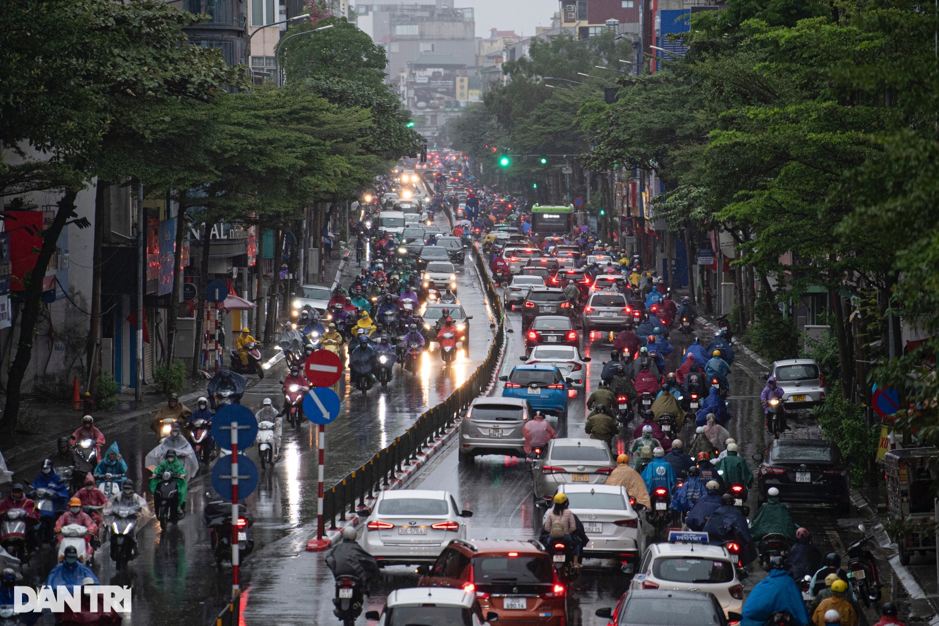 Người Hà Nội nhích từng mét vượt ùn tắc trong mưa rét sáng đầu tuần-3