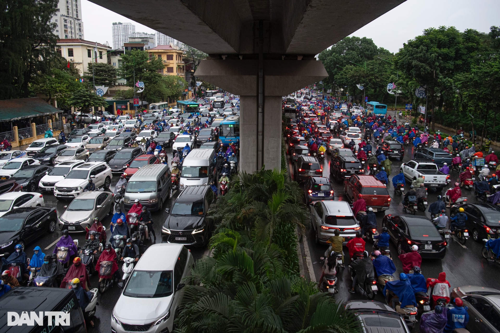 Người Hà Nội nhích từng mét vượt ùn tắc trong mưa rét sáng đầu tuần-4