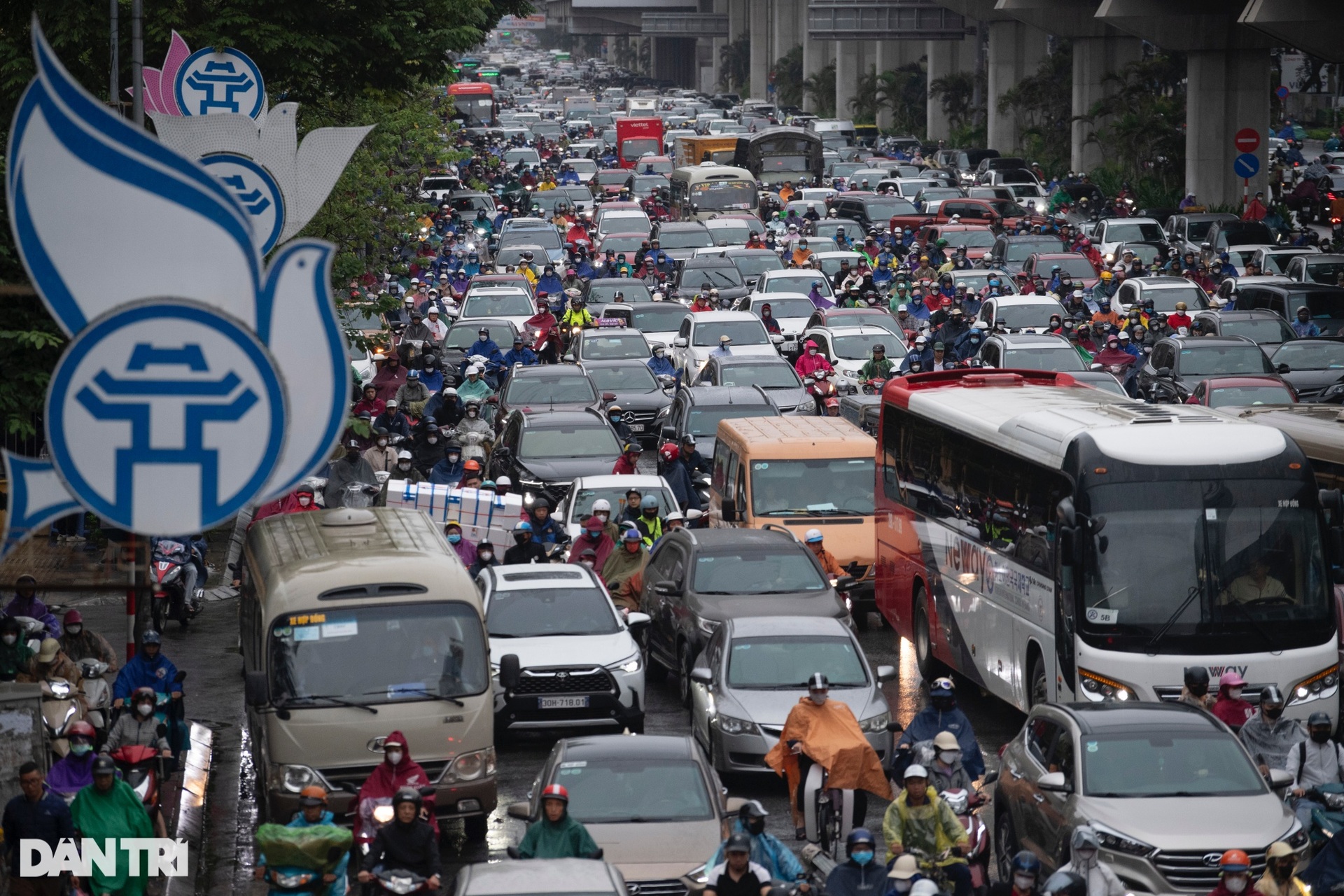 Người Hà Nội nhích từng mét vượt ùn tắc trong mưa rét sáng đầu tuần-5