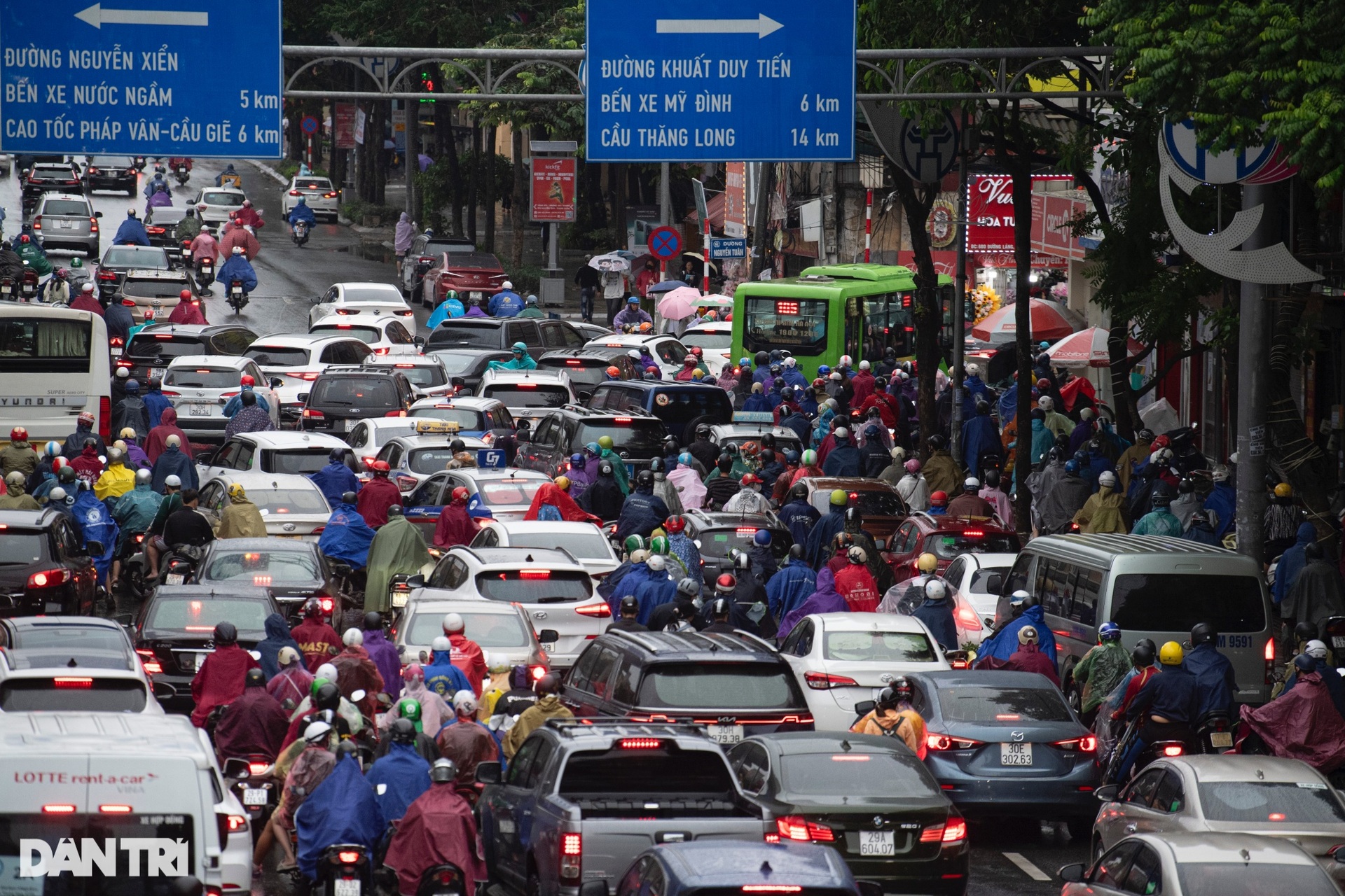 Người Hà Nội nhích từng mét vượt ùn tắc trong mưa rét sáng đầu tuần-6