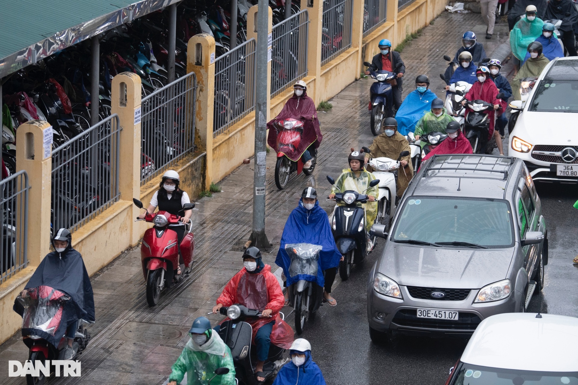 Người Hà Nội nhích từng mét vượt ùn tắc trong mưa rét sáng đầu tuần-7