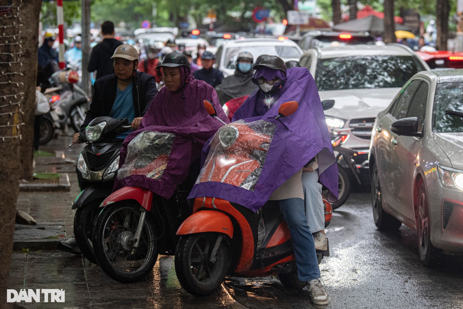 Người Hà Nội nhích từng mét vượt ùn tắc trong mưa rét sáng đầu tuần-11