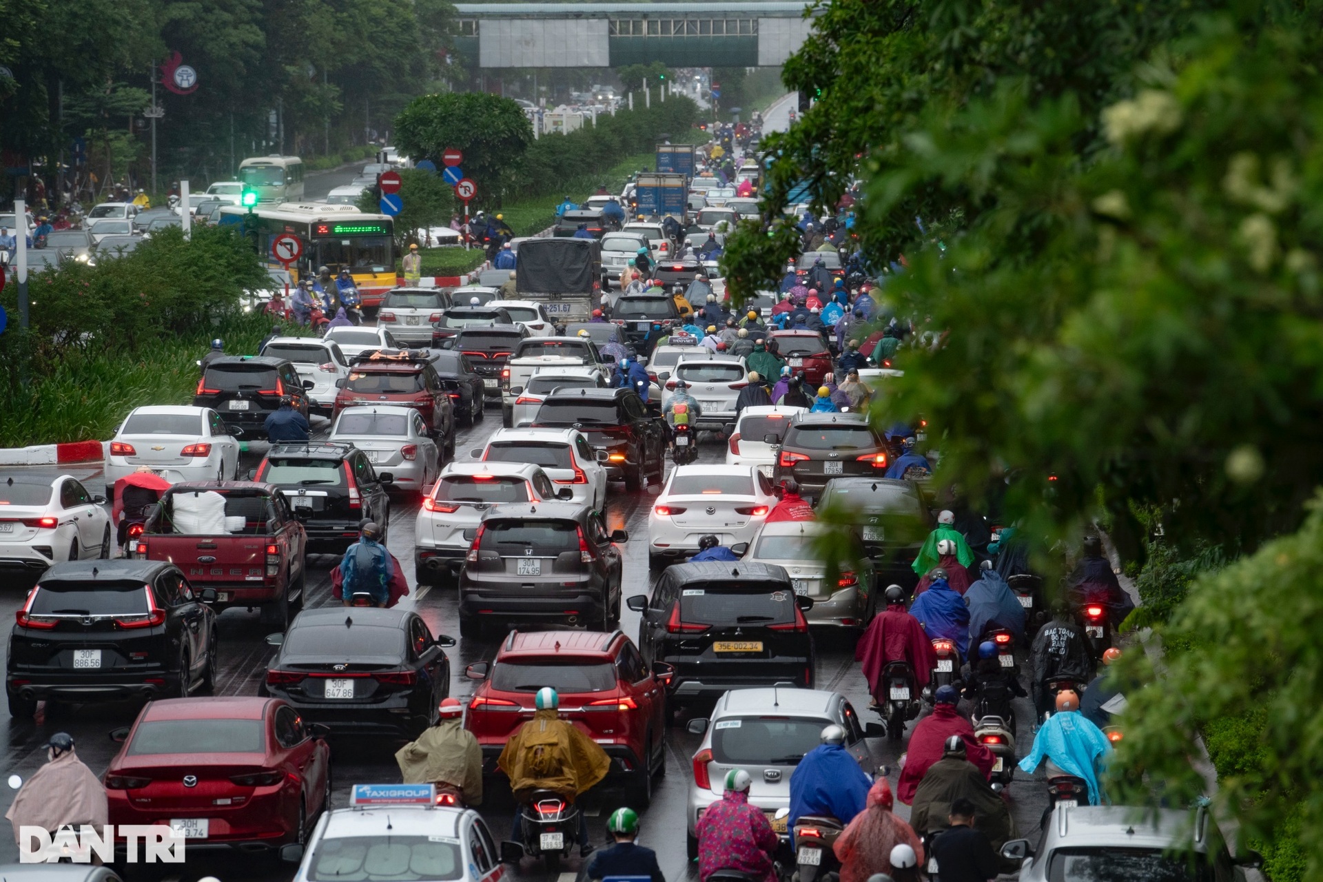 Người Hà Nội nhích từng mét vượt ùn tắc trong mưa rét sáng đầu tuần-12