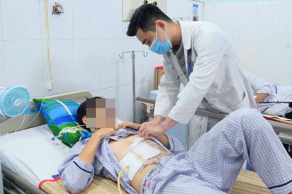 Hay bỏ bữa ăn và thức khuya, nam sinh 16 tuổi ói ra máu nguy kịch-1
