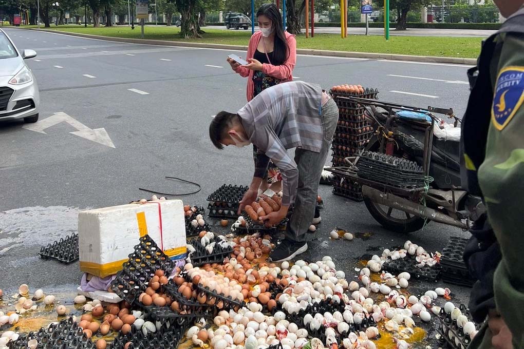 Điều bất ngờ sau bức ảnh xe chở trứng vỡ tan tành gây sốt mạng ở Hà Nội-2