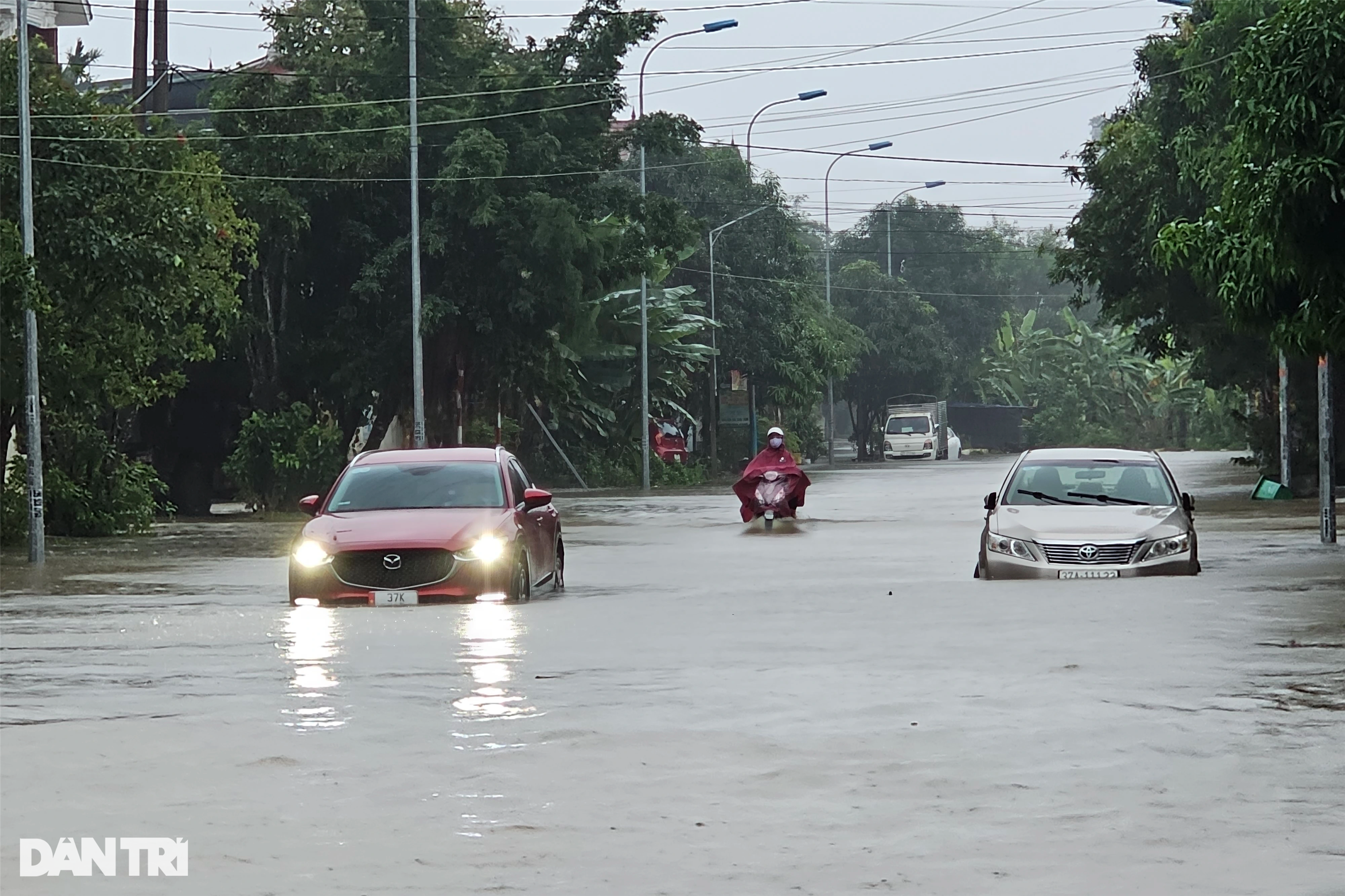 Ô tô bơi trên đường phố Vinh sau trận mưa lớn-1