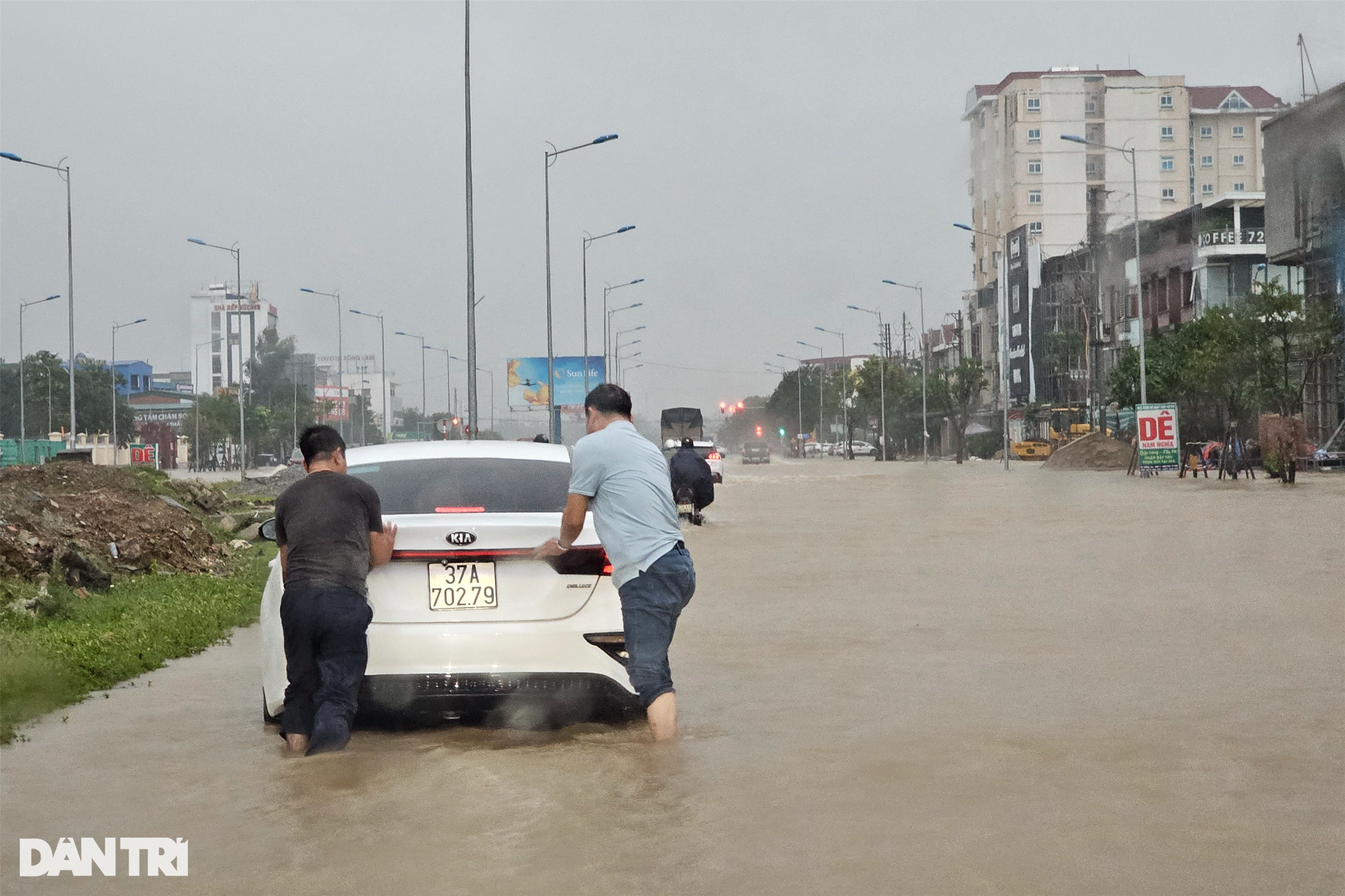 Ô tô bơi trên đường phố Vinh sau trận mưa lớn-5
