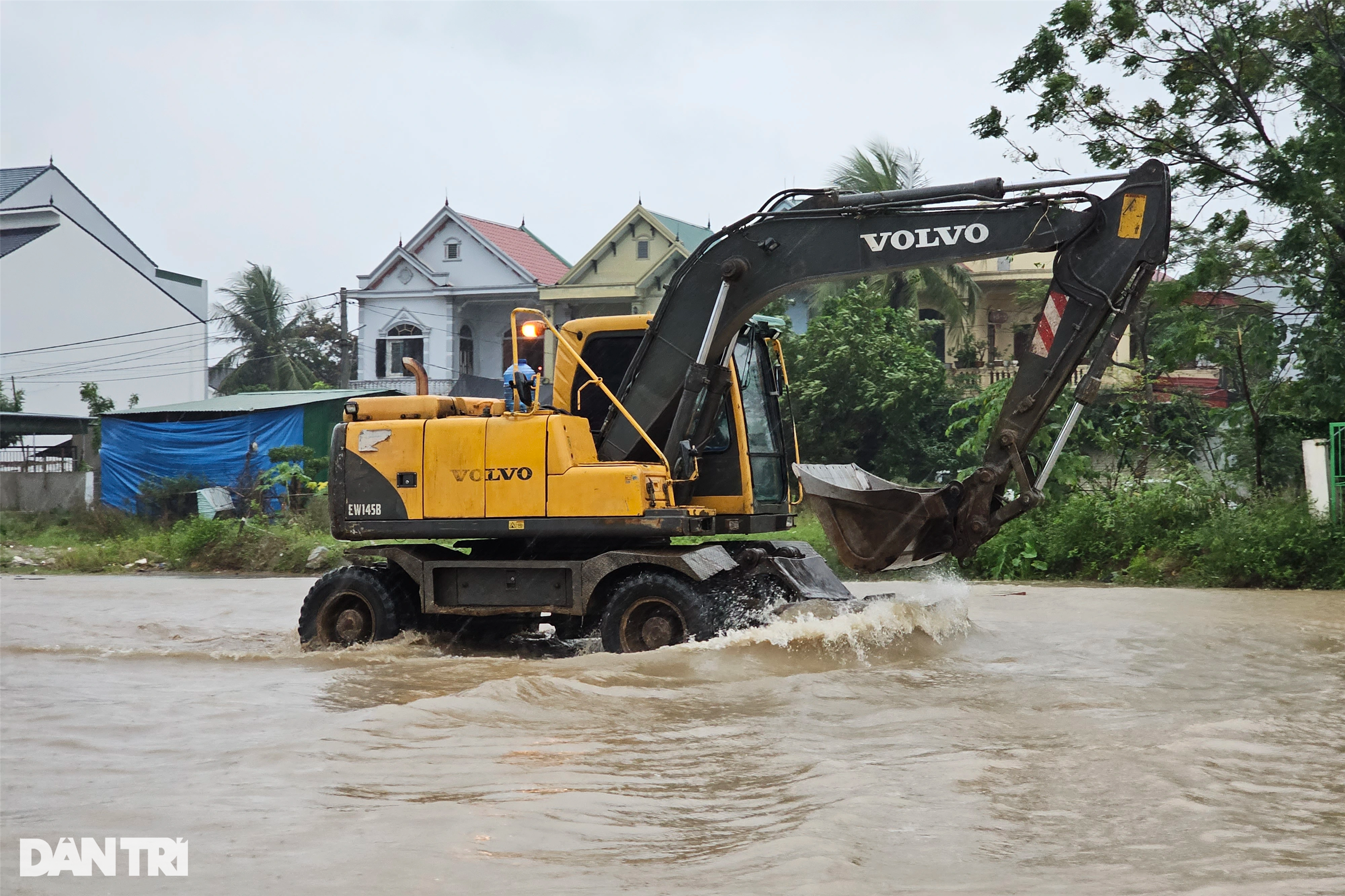 Ô tô bơi trên đường phố Vinh sau trận mưa lớn-7