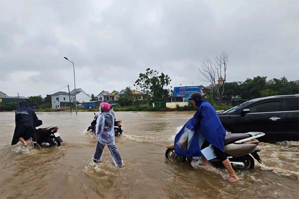 Mưa như trút, người dân Quảng Nam bì bõm trong biển nước-7