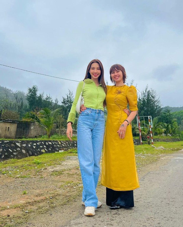 Mẹ ruột Hoa hậu Thuỳ Tiên lên tiếng khi con gái bị chỉ trích ăn mặc sang trọng để mẹ sống ở nhà trọ cấp 4-4