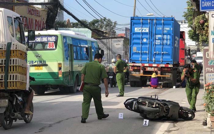 TPHCM: Nữ giáo viên tử vong dưới gầm xe container, chồng ngồi cạnh khóc nghẹn-1