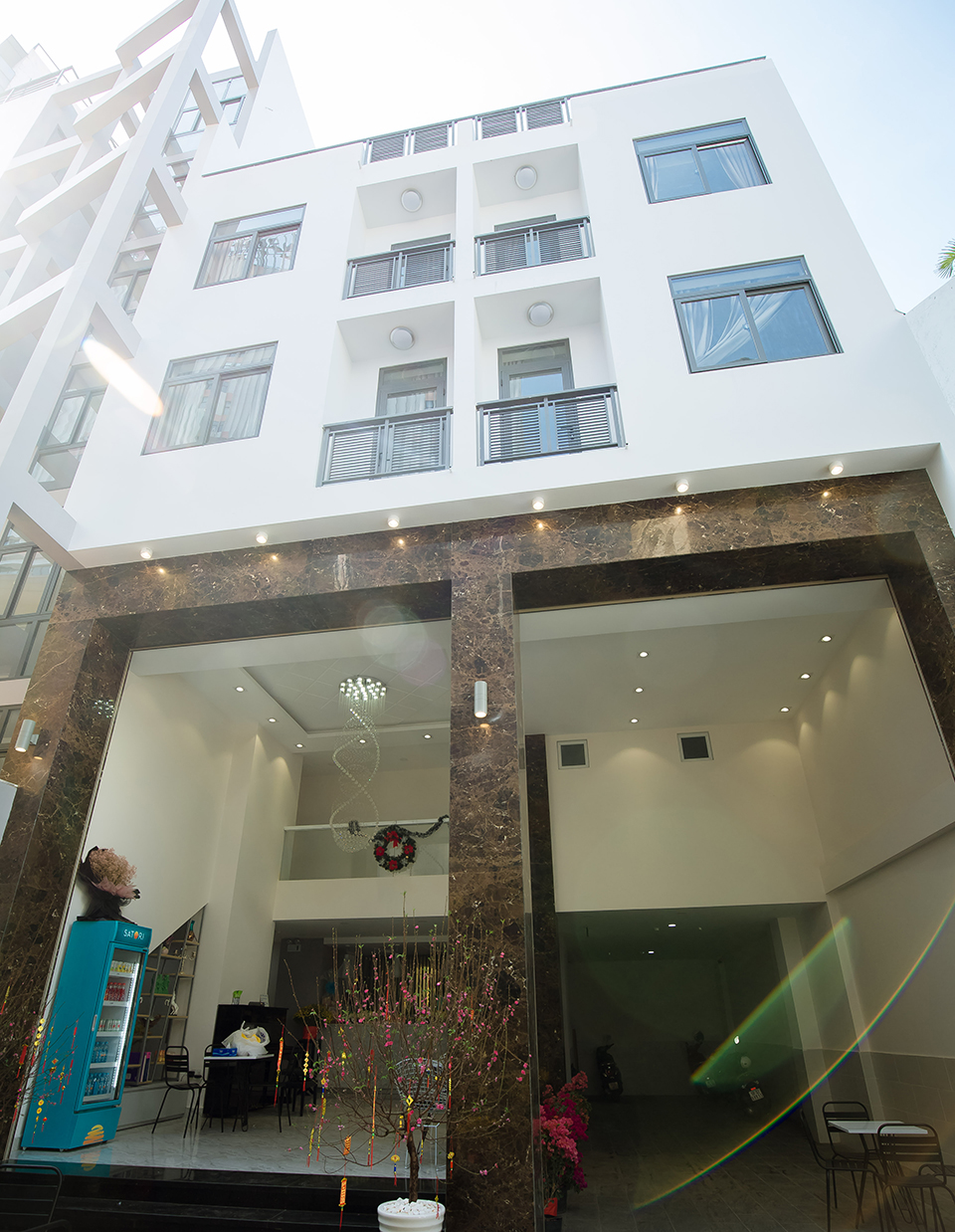 Chân dài từng tố Trường Giang lăng nhăng sống xa hoa trong tòa nhà 7 tầng, hơn 40 phòng ở Sài Gòn-2