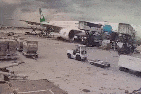 Máy bay mất kiểm soát đâm trúng ô tô khi hạ cánh khẩn cấp-1